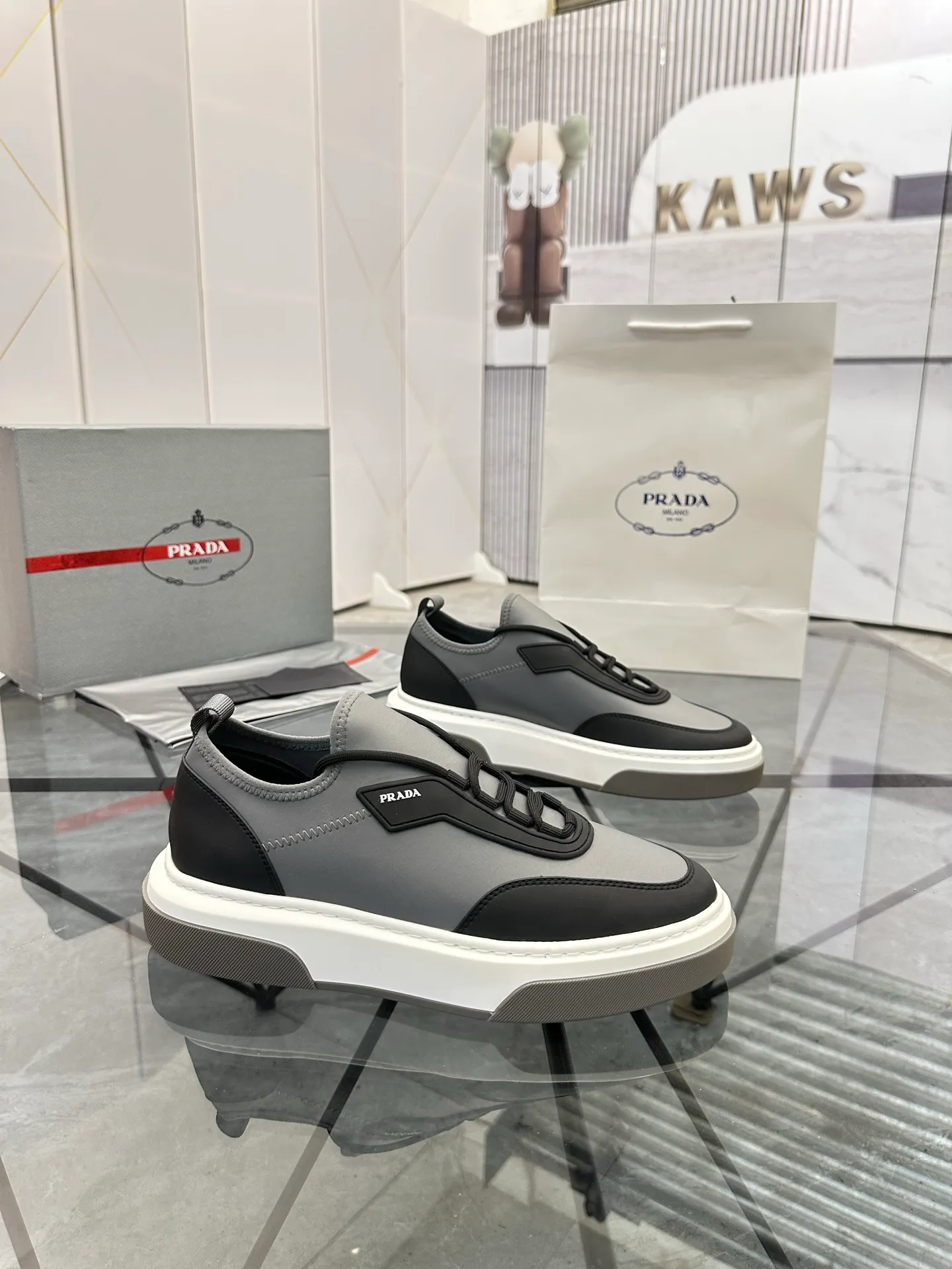 Men's shoes for sale 💰: 💰P600¥ High-end top quality Product trademark: Prada *"Prada*" low-top casual shoes Regular size: 38-45 (can be customized to 46) Product materials: Upper imported glue splicing original material, breathable lining, cowhide foot pads, original outsole. Number: 832
